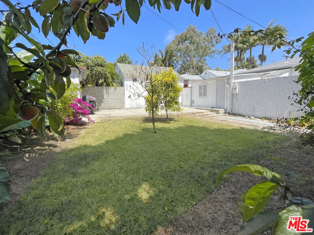 1060 22nd Street, Santa Monica CA: https://media.crmls.org/mediaz/9f60b712-bf7b-40ca-bef2-94e8d4690220.jpg