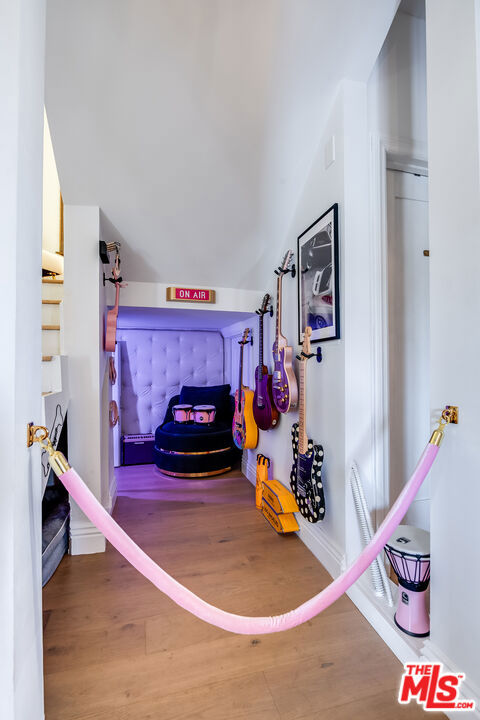 https://media.crmls.org/mediaz/9f60d529-8af2-441b-9b09-72db9b40f7b1.jpg?preset=X-Large