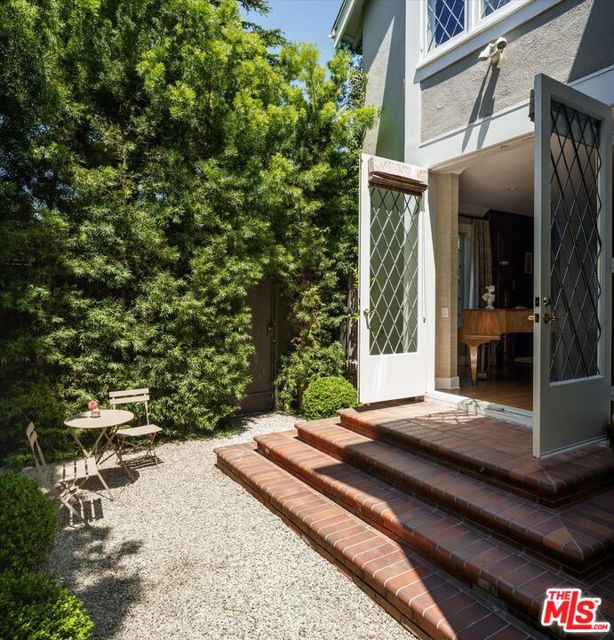 322 Lorraine Boulevard, Los Angeles CA: https://media.crmls.org/mediaz/9f60fcb5-098b-4248-bd56-f5101602084b.jpg