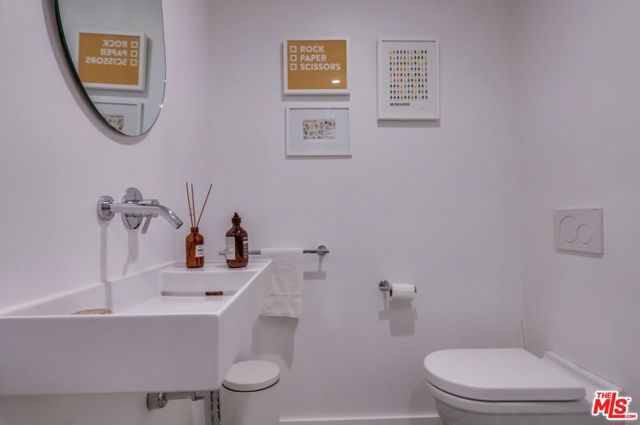 7706 Chandelle Place, Los Angeles CA: https://media.crmls.org/mediaz/9f61b6e2-f718-4843-b45c-42d6055fa186.jpg