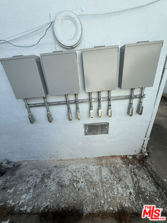 6640 Leland Way, Los Angeles CA: https://media.crmls.org/mediaz/9f622b94-0851-400c-8964-070c8ebcaab4.jpg