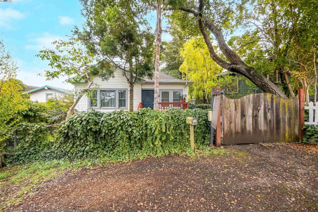 3908 Archmont Pl, Oakland CA: https://media.crmls.org/mediaz/9f62b621-df75-4c18-9f6f-d9184aa8f64f.jpg