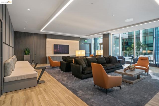 333 MAIN, San Francisco CA: https://media.crmls.org/mediaz/9f638c42-81f6-48c4-bd71-2a9a3a038aa4.jpg