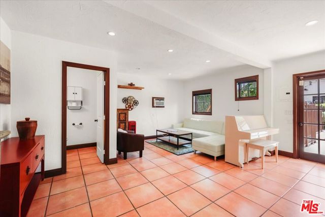 6119 Del Valle Drive, Los Angeles CA: https://media.crmls.org/mediaz/9f64c341-c5e0-46a2-87ef-effef4881d1e.jpg
