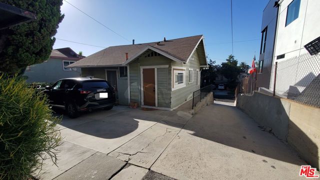 756 Hyperion Avenue, Los Angeles CA: https://media.crmls.org/mediaz/9f650515-7a9d-43db-a42d-7104692aea11.jpg
