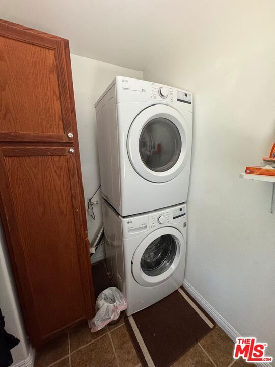 5764 W 85th Place, Los Angeles CA: https://media.crmls.org/mediaz/9f651202-5a91-466a-958b-38bed57606d2.jpg