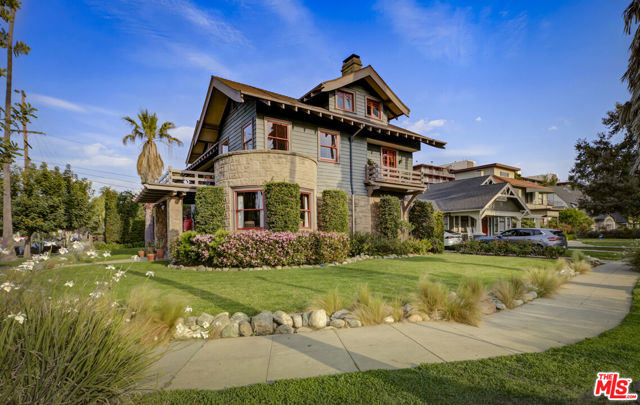 2102 W 24th Street, Los Angeles CA: https://media.crmls.org/mediaz/9f658916-260f-4491-9f29-b591ff883398.jpg