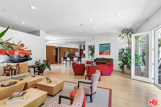 222 Avondale Avenue, Los Angeles CA: https://media.crmls.org/mediaz/9f6692a1-1fd5-4d0a-a00b-49c7f0ade58c.jpg