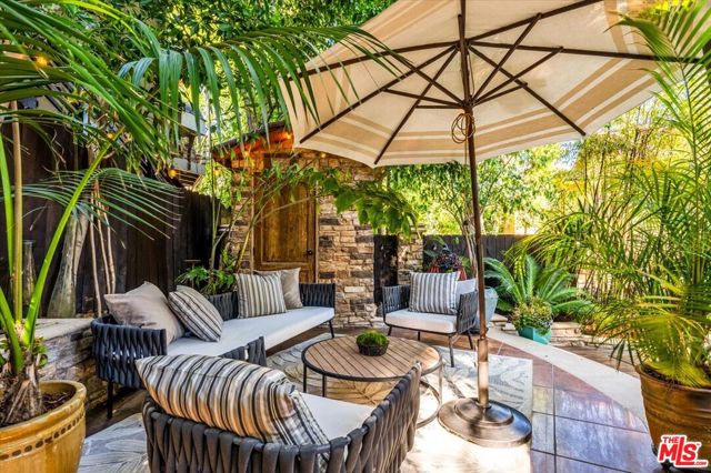 2276 La Granada Drive, Los Angeles CA: https://media.crmls.org/mediaz/9f670b1e-bf91-4647-94d3-38b5464da9eb.jpg