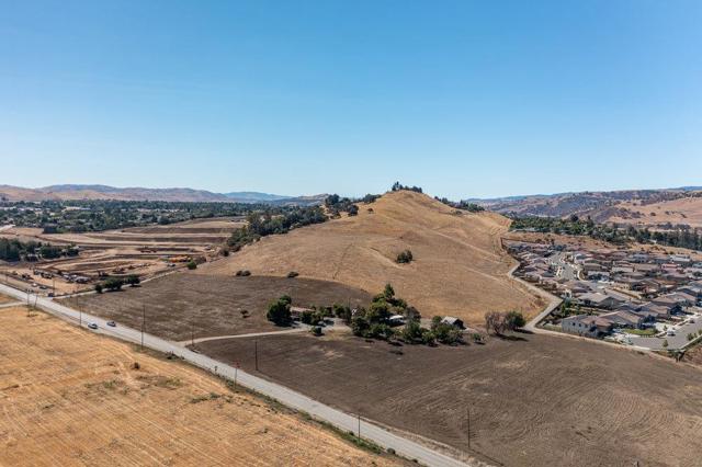 120 Enterprise Road, Hollister CA: https://media.crmls.org/mediaz/9f67788e-1303-4217-a6c8-f02649abe845.jpg