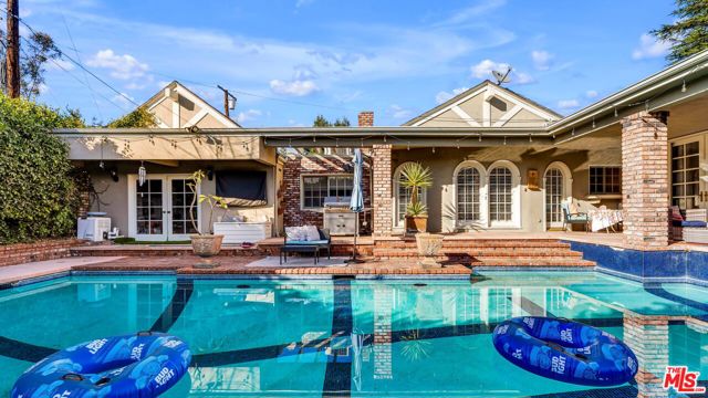 4559 Morella Avenue, Valley Village CA: https://media.crmls.org/mediaz/9f67d0cd-24d2-4f8c-a36e-7e15edfc3fa8.jpg