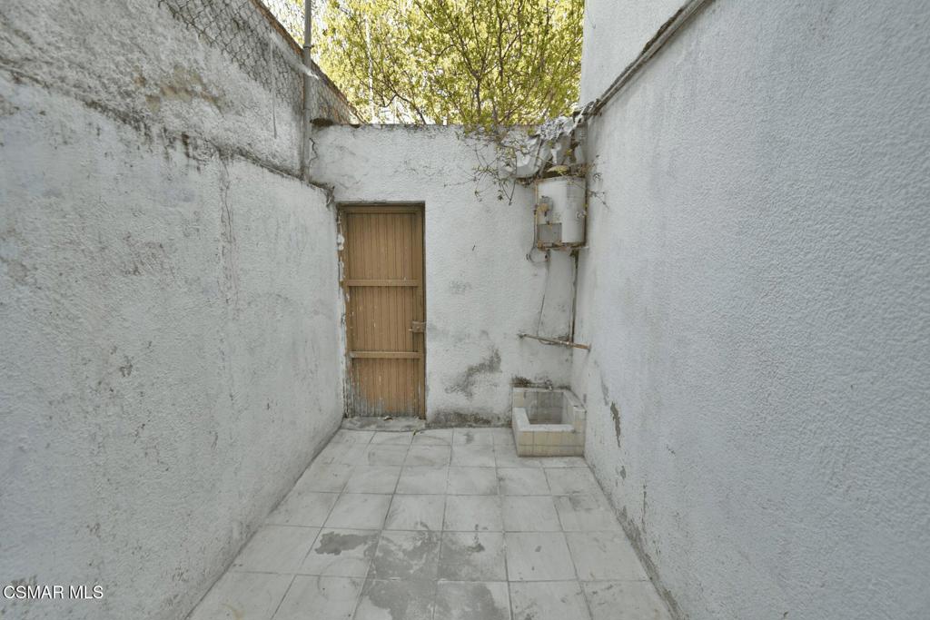 https://media.crmls.org/mediaz/9f67daa7-e8bb-4d28-9176-7f912d1967c6.jpg?preset=X-Large