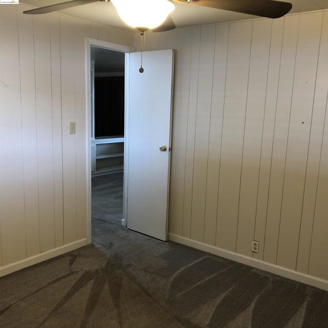 Nice sized room with walk in closet