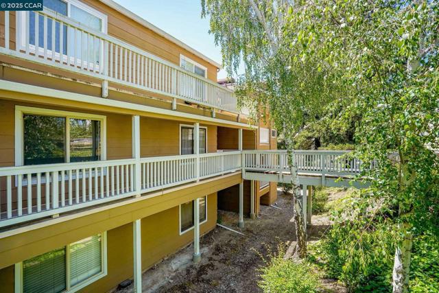 186 Farm Ln, Martinez CA: https://media.crmls.org/mediaz/9f6808dd-53a9-4f23-aceb-6abdaf916355.jpg