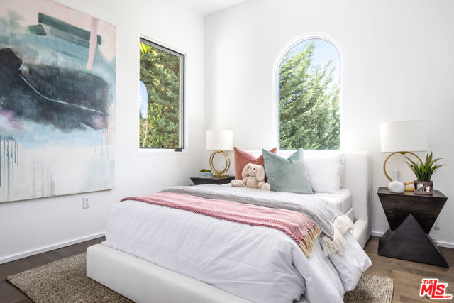 1642 Lindacrest Drive, Beverly Hills CA: https://media.crmls.org/mediaz/9f68cb44-8e3f-4069-b197-d1689e55fcf9.jpg