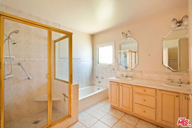 1541 Cardiff Avenue, Los Angeles CA: https://media.crmls.org/mediaz/9f69ebfd-4a14-4ab4-9a5a-302ce27a935e.jpg