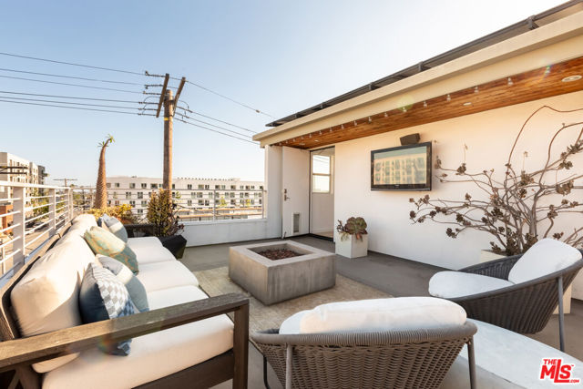 1201 N Las Palmas Avenue, Los Angeles CA: https://media.crmls.org/mediaz/9f6b32bd-e391-456f-804d-0576a7c805b0.jpg