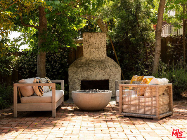 2248 Kenilworth Avenue, Los Angeles CA: https://media.crmls.org/mediaz/9f6b58a2-992d-4af2-b86f-a4e5bd3e8a84.jpg
