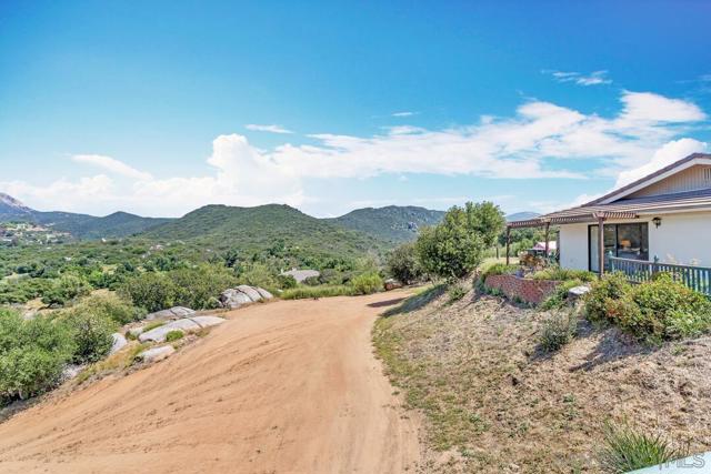 3176 Via Viejas, Alpine CA: https://media.crmls.org/mediaz/9f6b94cd-ecd5-4f77-9f15-d163fa5fef0d.jpg