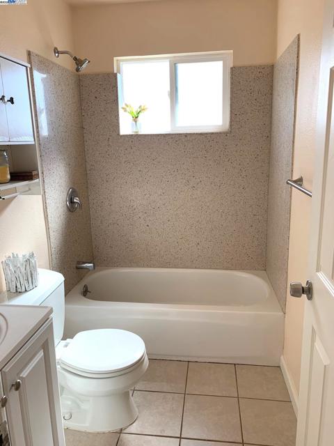 20240 Wisteria St, Castro Valley CA: https://media.crmls.org/mediaz/9f6baf3b-22d4-4997-9d40-0cbda49a86ab.jpg