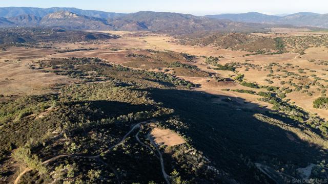 23898 Crown Hill Ln, Escondido CA: https://media.crmls.org/mediaz/9f6be8bb-03c8-43fe-91b1-c024ffc92e7f.jpg