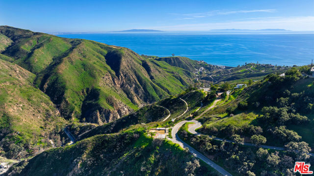 2700 Hume Road, Malibu CA: https://media.crmls.org/mediaz/9f6d6716-20f9-4336-94d9-1181698c1727.jpg