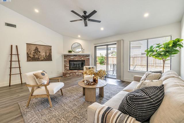 1070 Porter Dr, Roseville CA: https://media.crmls.org/mediaz/9f6e2876-9009-4d3b-9959-97c9d569c8a6.jpg