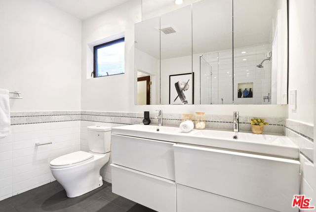 3838 Buena Park Drive, Studio City CA: https://media.crmls.org/mediaz/9f6e673a-222b-4fca-86be-f0711bbc2857.jpg