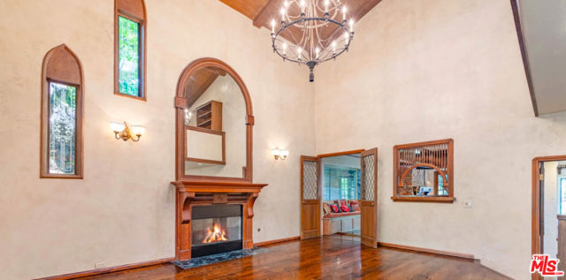 3041 E Chevy Chase Drive, Glendale CA: https://media.crmls.org/mediaz/9f6ec165-d7b4-44cb-aa84-204d7e28af37.jpg