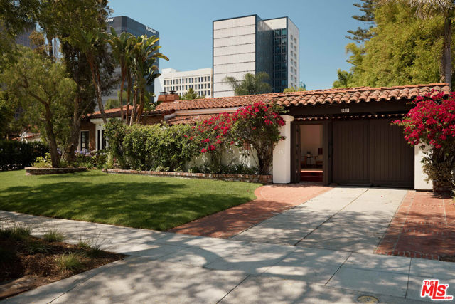6401 San Vicente Boulevard, Los Angeles CA: https://media.crmls.org/mediaz/9f6eca51-06be-432f-b672-3020ba0a0b4a.jpg