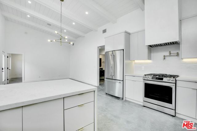 2723 Burkshire Avenue, Los Angeles CA: https://media.crmls.org/mediaz/9f6ed298-aecb-4468-9b66-be87b77c4cc2.jpg