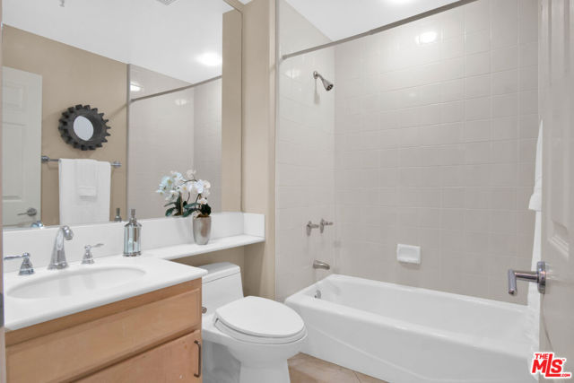 200 Pacific Coast Highway, Huntington Beach CA: https://media.crmls.org/mediaz/9f6f380f-ec12-41d4-99dd-3bf4d5096aa2.jpg