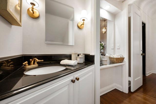 526 W Poplar Avenue, San Mateo CA: https://media.crmls.org/mediaz/9f6fff88-ec5f-4c10-a18d-ecba56ec3910.jpg