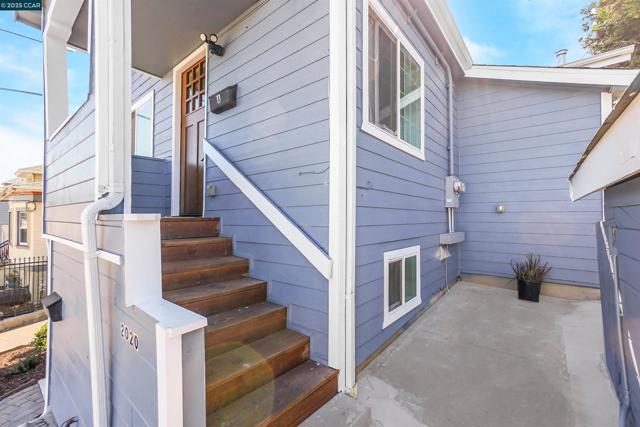 2020 17Th Ave, Oakland CA: https://media.crmls.org/mediaz/9f720c4a-2226-4cd1-a901-d54554716685.jpg