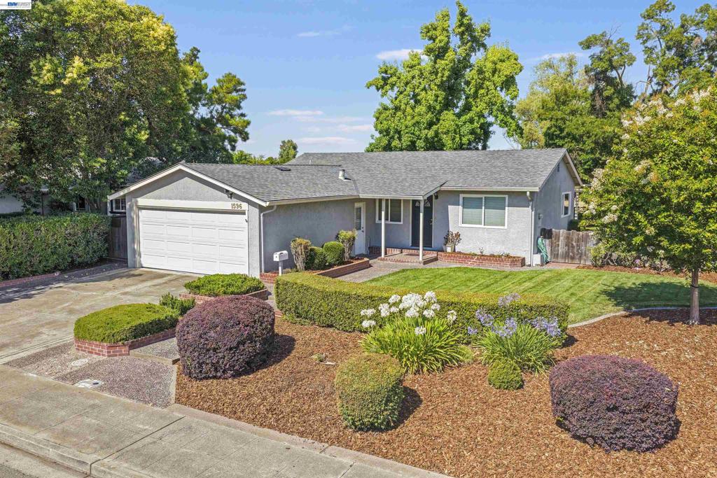 1596 Heather Lane