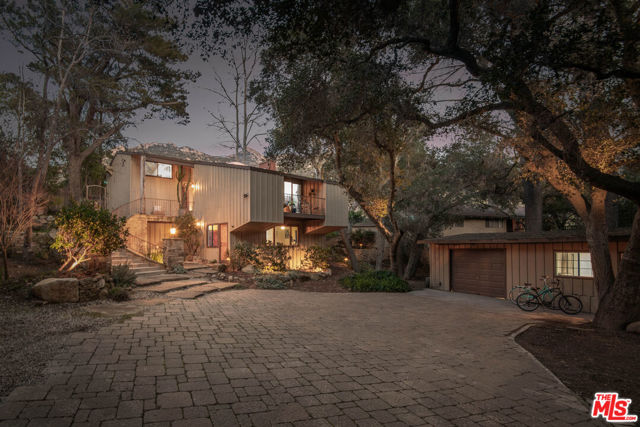 886 Camino Colibri, Calabasas CA: https://media.crmls.org/mediaz/9f7224be-5b16-4a7a-999e-73578cbd7a66.jpg