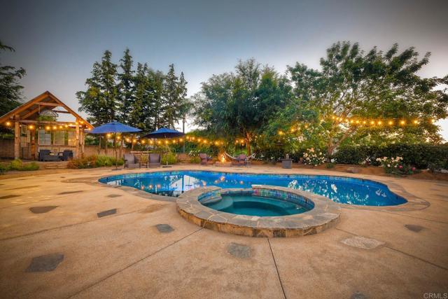Detail Gallery Image 4 of 71 For 2507 Walinca Way, Vista,  CA 92084 - 4 Beds | 4 Baths