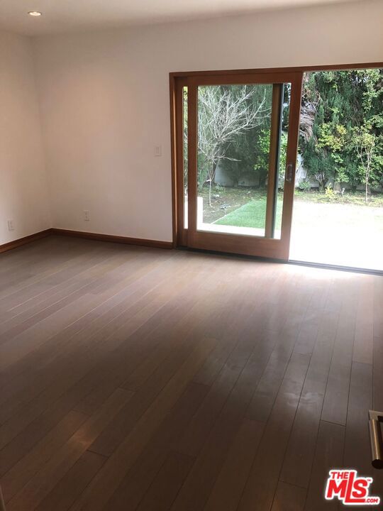 128 S Carson Road, Beverly Hills CA: https://media.crmls.org/mediaz/9f742370-0d0e-480b-b5f6-76bf91da0af7.jpg