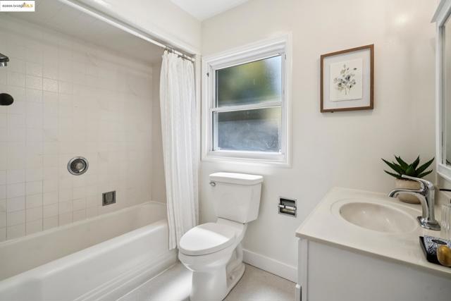 4332 Hyacinth Ave, Oakland CA: https://media.crmls.org/mediaz/9f745df1-22a5-47a2-8a41-3d1b631e9ce4.jpg