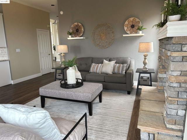 8040 Kelok Way, Clayton CA: https://media.crmls.org/mediaz/9f77ba41-5b91-4819-8da8-985e25c0e9c7.jpg