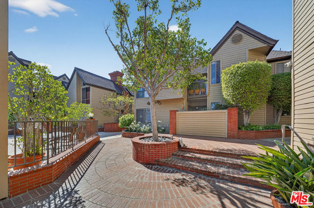 835 S Lucerne Boulevard, Los Angeles CA: https://media.crmls.org/mediaz/9f78338e-2fa0-4c82-8b82-8e506f5f82ca.jpg