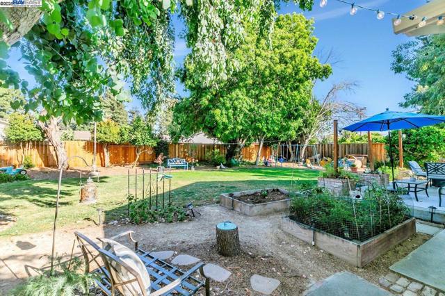 4533 Santa Cruz Ct, Fremont CA: https://media.crmls.org/mediaz/9f78fce9-fd7d-4a3f-9891-b4bb93e3698e.jpg