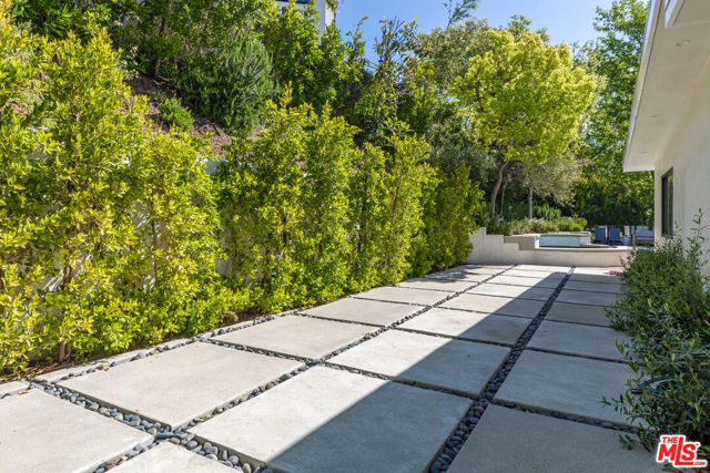 2600 Zorada Drive, Los Angeles CA: https://media.crmls.org/mediaz/9f791914-d455-4823-852c-b29afb1d9ed4.jpg