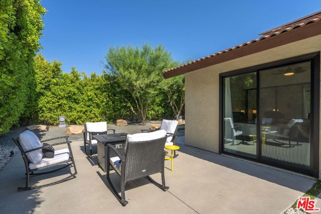 401 E San Rafael Drive, Palm Springs CA: https://media.crmls.org/mediaz/9f794639-cab1-413c-859b-dcf503737fe2.jpg