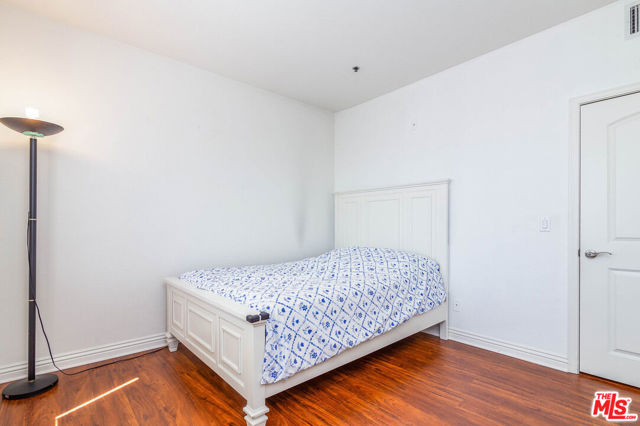 5132 Maplewood Avenue, Los Angeles CA: https://media.crmls.org/mediaz/9f7978f5-2963-47ae-ae9d-6299886387ee.jpg
