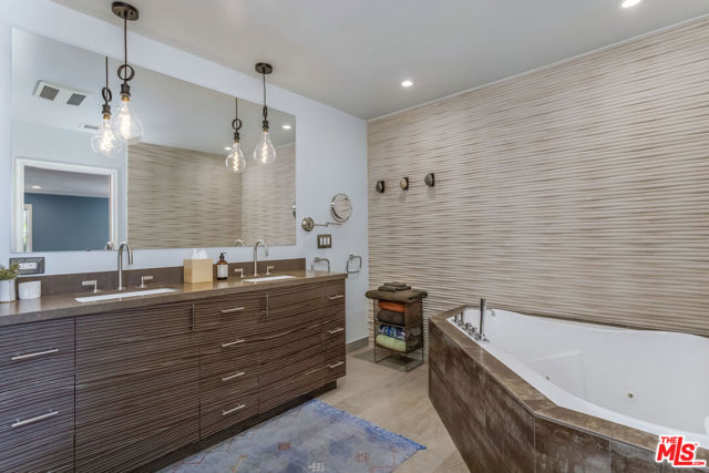 6570 Lakeridge Road, Los Angeles CA: https://media.crmls.org/mediaz/9f79e334-3959-4420-ae83-e7a5d849bea7.jpg