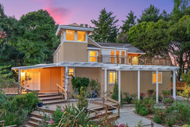 825 Skyward Drive, Aptos CA: https://media.crmls.org/mediaz/9f7a0caf-d9d0-4a96-a6f2-2b9a02279289.jpg