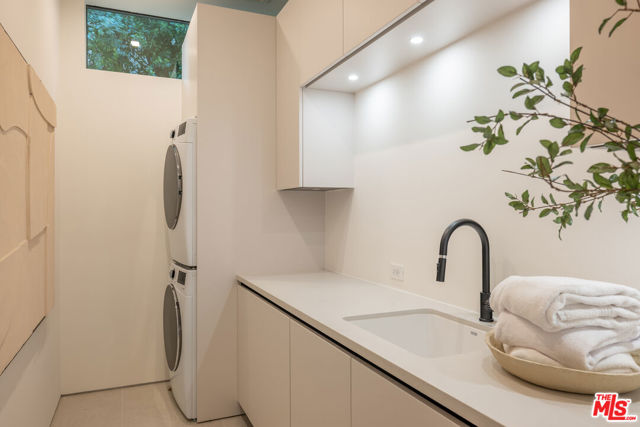 12752 Mulholland Drive, Beverly Hills CA: https://media.crmls.org/mediaz/9f7a1b35-4693-4a75-950e-db2b62883d88.jpg