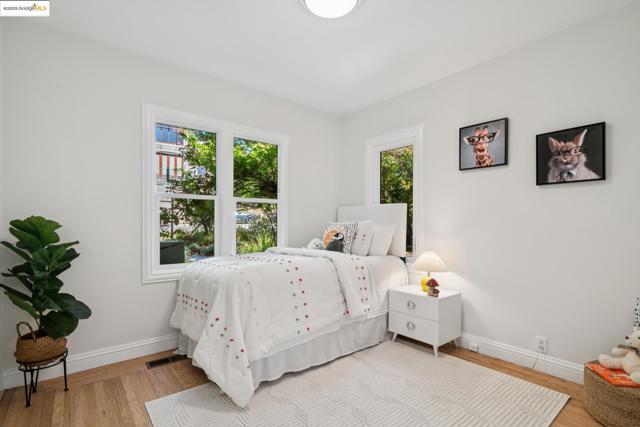 716 Cragmont Ave, Berkeley CA: https://media.crmls.org/mediaz/9f7a6d85-16b4-4770-b527-84ba3e6a17f1.jpg