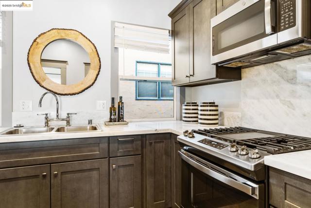 548 37th St, Oakland CA: https://media.crmls.org/mediaz/9f7b9494-b8d1-4d87-963d-79785ace0c4b.jpg
